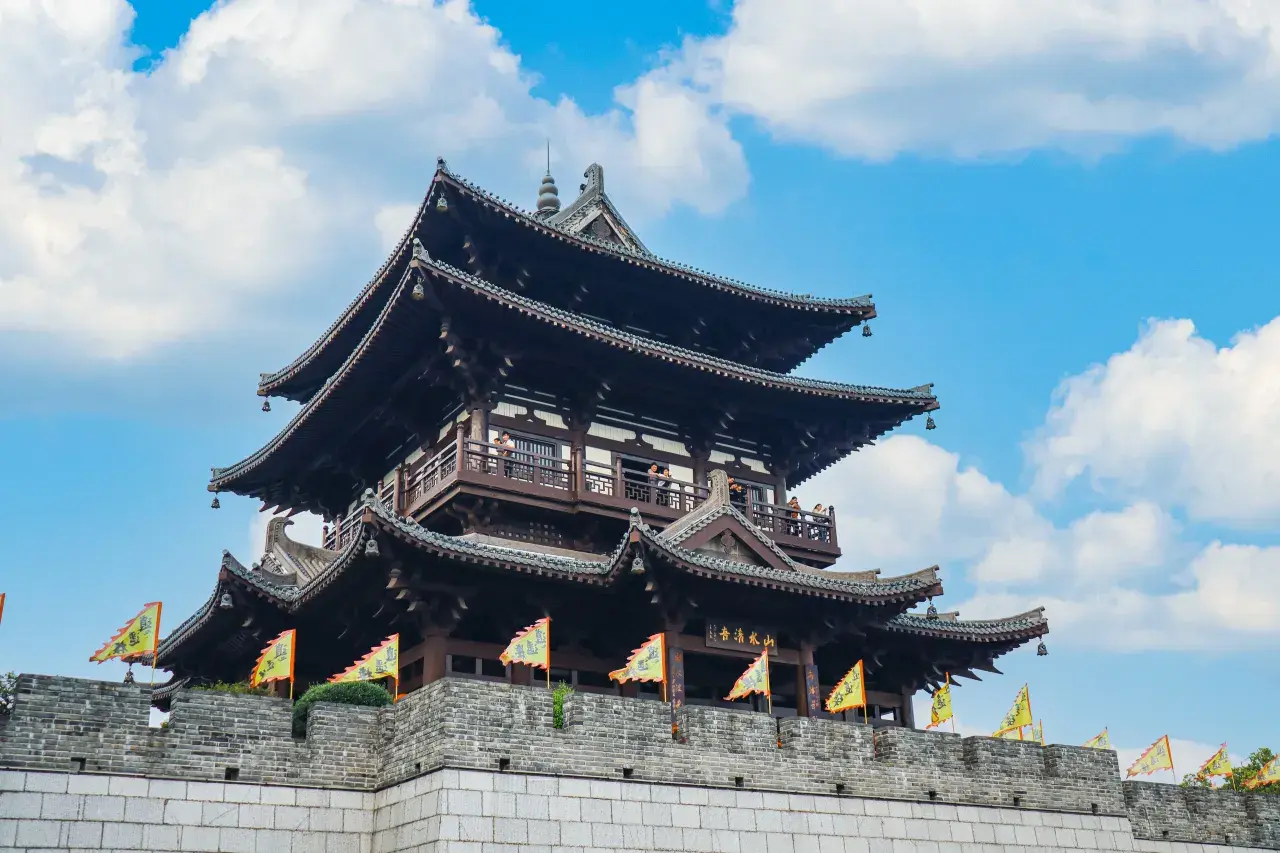 Jingjiang Wangcheng Ancient City Wall & East-West Lane – Where History Meets Hustle, Just Steps from Your Hotel