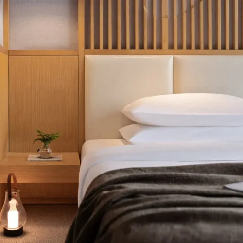 Guestroom – Street-View (2 beds)