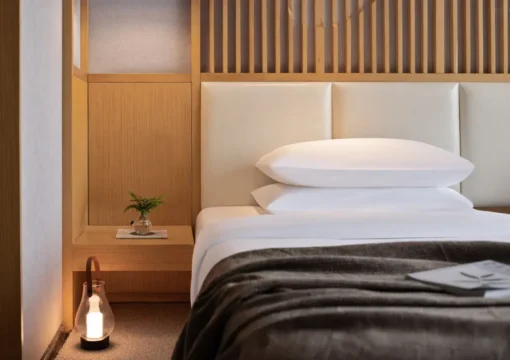 Guestroom – Street-View (2 beds)