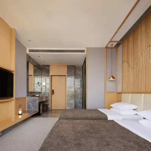 Guestroom – Street-View (2 beds)