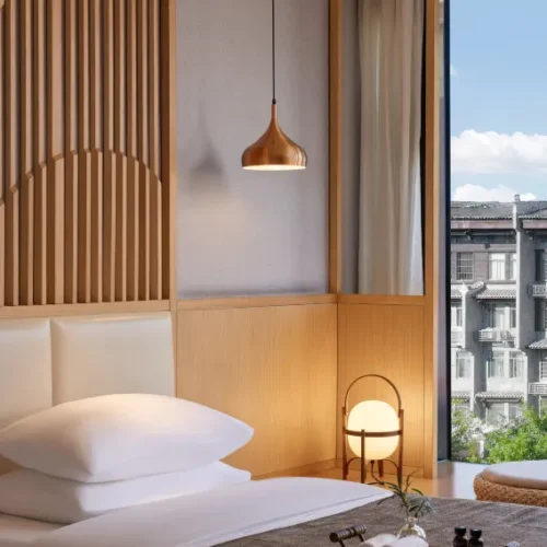 Guestroom – Street-View (2 beds)