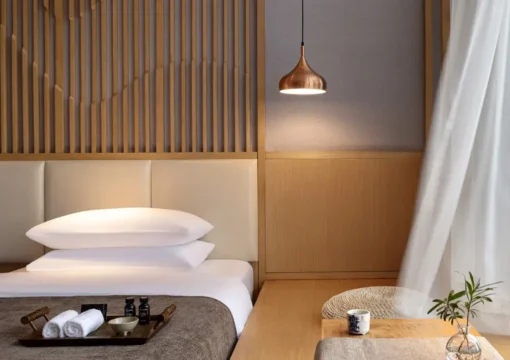 Guestroom – Street-View (2 beds)