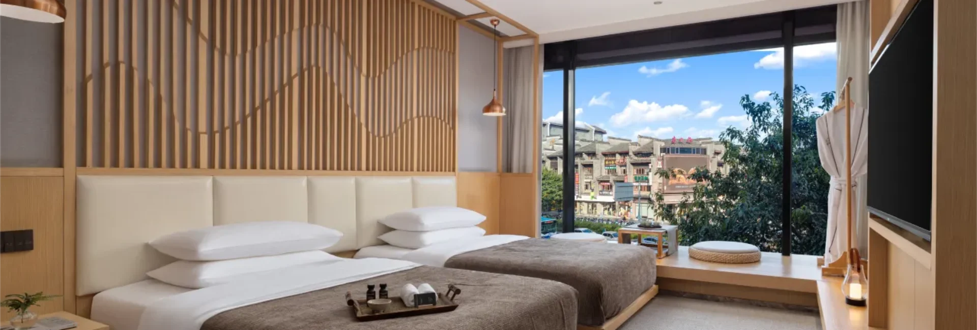 Guestroom – Street-View (2 beds)