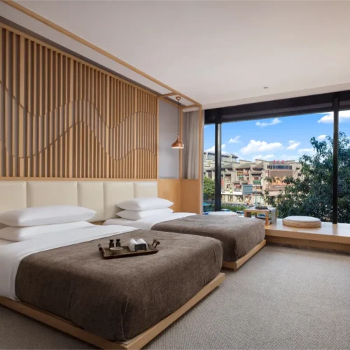 Guestroom – Street-View (2 beds)