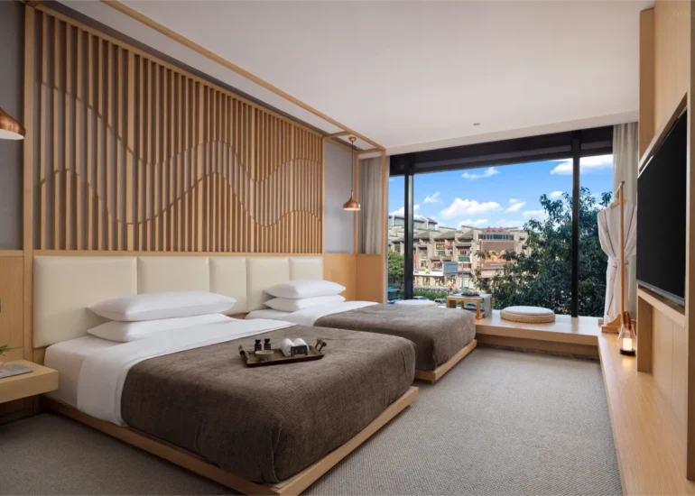 Guestroom – Street-View (2 beds)