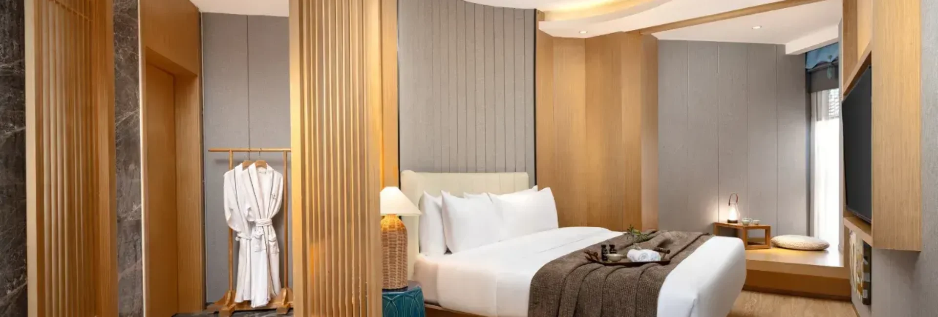 Romantic Room – Double Occupancy, City-View (Roundbed) (Bathtub)